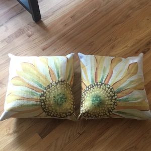 Really cute sunflower pillows!